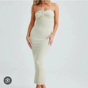 Ljusbeige, lång bandeauklänning - Superfin lång fodralklänning, bandeau, ribbat material, från Bikbok🌸 passar även xs-s