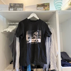 Snygg t shirt med tryck - Riktigt snygg tshirt som liknar en limitato tröja välfigt mycket. Tröjan är i grymt skick, hör av er om ni är intresserade så löser vi en bra deal!