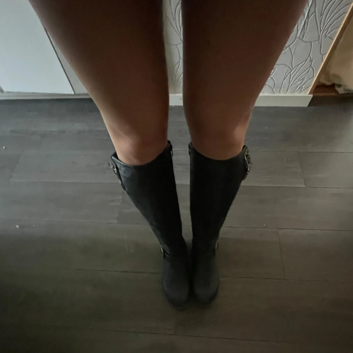 Svarta höga boots med spännen