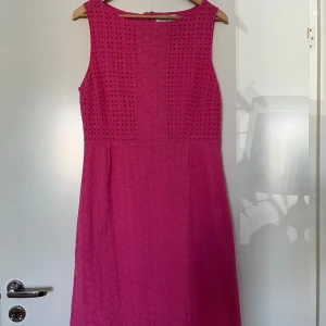 Rosa klänning, Flash Women, M - Rosa klänning från Flash Women i storlek M med broderade detaljer. Klänningen är ärmlös och har en rak passform. Undertyg finns. 100% bomull. I nyskick.   Mått: Längd ca 100 cm Byst ca 48 cm Midja ca 42 cm Axel till axel ca 38 cm