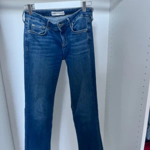 Zara jeans  - Blå bootcut jeans från Zara i mycket bra skick. 