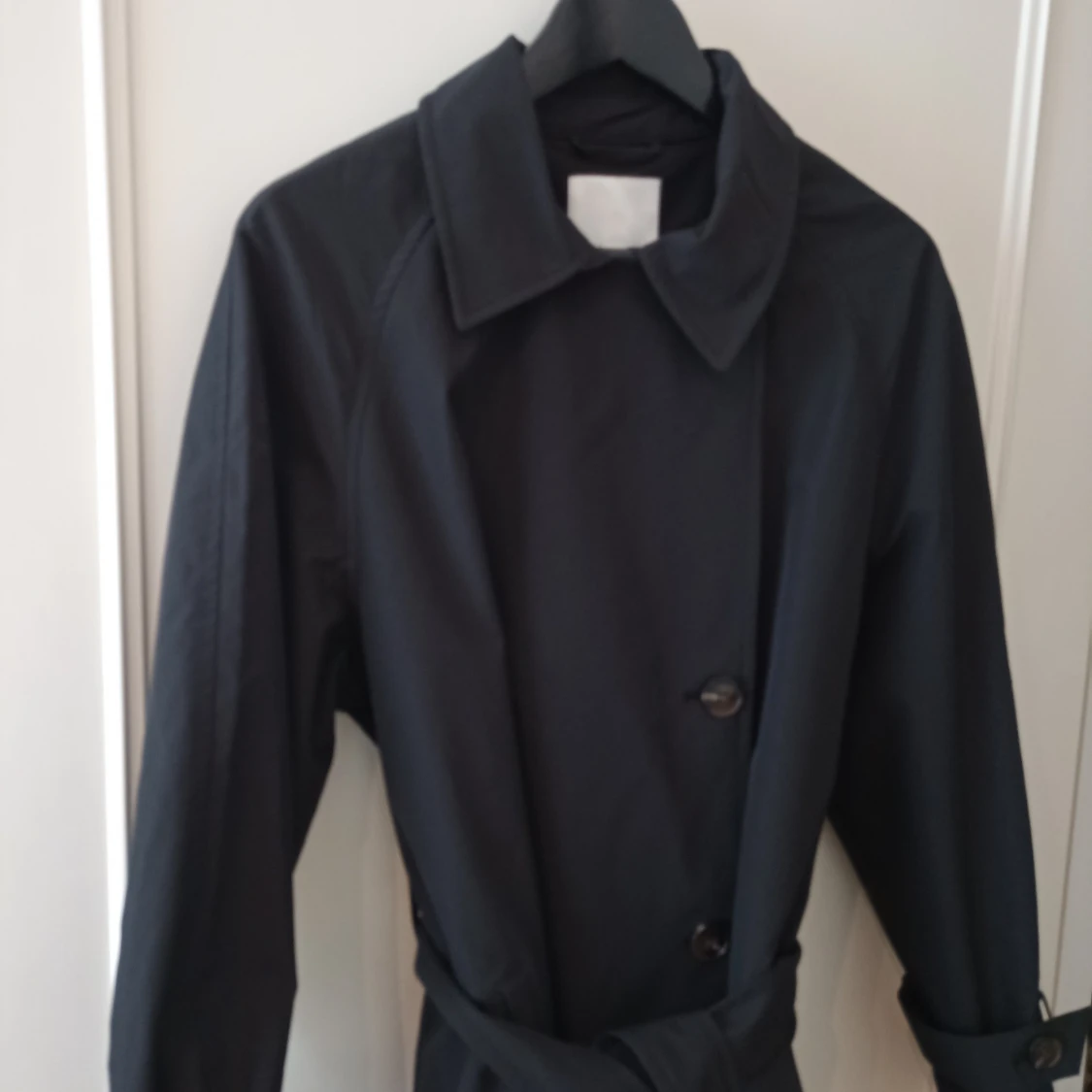 Svart trenchcoat med bälte - 3