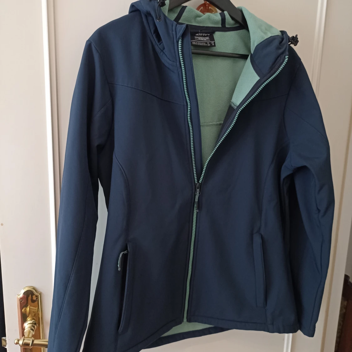 Blå vindjacka från Killtec med huva