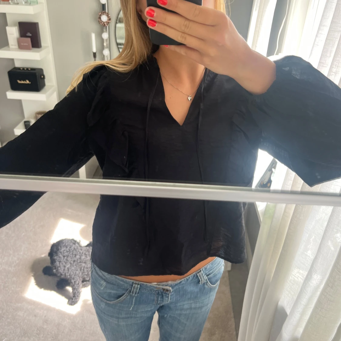 Svart blus med volang från Kappahl - 1