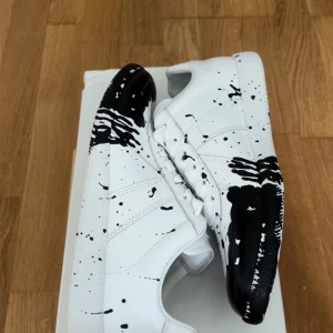 Maison margiela pain splatter  - Säljer dessa fräscha gats som inte använts utomhus då jag ångrade mitt köp och har inte fått dom till användning. Skicket är i princip 10/10 förutom att boxen är lite skadad men det är inget som påverkar själva skon. Hör av er vid minsta lilla fundering. 