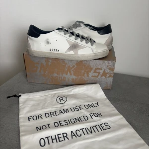 Golden Goose - Säljer nu mina golden goose då de var för små, kommer med allt og använda 1-2 gånger dvs helt ny! Storlek 43. Extremt eftertraktade och svåra att hitta i denna storlek och skick! Perfekta för sommaren & hösten!☀️ Skriv vid intresse!