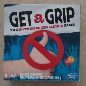 Get a Grip: The No Thumbs Challenge Game - Utmanande och roligt spel där du ska klara galna uppgifter utan att använda tummarna! Perfekt för kompisgänget eller familjen, skrattgaranti när enkla saker blir supersvåra. Passar från 8 år och uppåt.