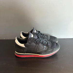 Philippe model trainers - Riktigt feta Philippe model trainers i väldigt bra skick, storlek 40. Inget og tillkommer. Hör av dig vid minsta fundering, 11