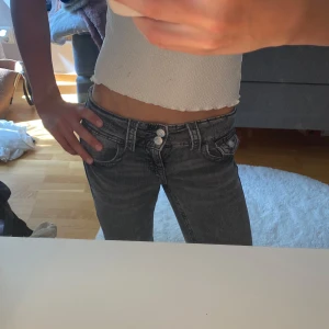 Grå jeans från Gina Tricot - Snygga grå jeans från Gina Tricot med raka ben och dubbla knappar i midjan. Klassisk femficksmodell, perfekta för dig som gillar en avslappnad men ändå trendig look💖💖.