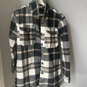 Saint Tropez oversize jacka  - Lite längre jacka i storlek small. Endast använd ett fåtal tillfällen så inget att anmärka på skick. 