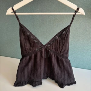 Svart linnetopp med knyt - Supersöt svart linnetopp med smala axelband. Från Zara använd fåtals gånger!! Ser inga defekter!!💓