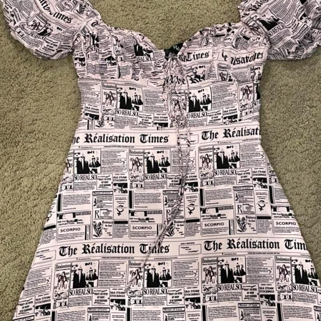 Réalisation Par tidningsmönstrad klänning - 1