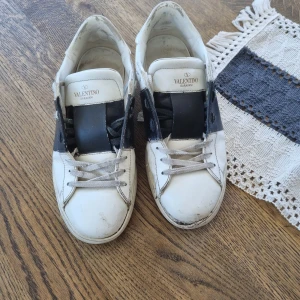 Äkta Valentino opens storlek 40 men passar 40 1/2 - Tjena! Jag har ett par Valentino opens som jag vill bli av med för dem är alldeles för små för mig. Vänstra skon där stortån är så har snöret låssnas där men man kan fixa det med lim eller så syr man det själv. Skorna har snörning och är tillverkade i skinn.