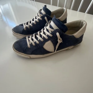 Blå Philippe Model sneakers i mocka prsx  - Tar endast swish, kan skicka skorna eller så får du komma och kika på dom. Kvitto samt boxen skorna kommer i finns kvar.