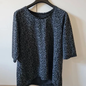 Leopardmönstrad topp från Zizzi strl 48 - Topp från Zizzi i storlek M/48. Bröstmått 122. Etikett har klippt.