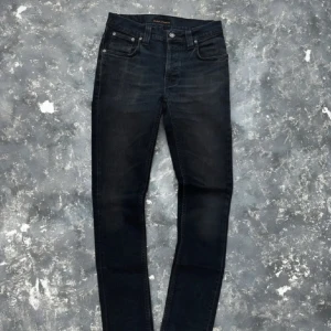 Nudie jeans Grim Tim 29/32 - Säljer ett par feta nudie jeans i den populäraste modellen grim Tim! Färgen är svart. Storleken är 29/32!🙌🏻. Pris är 650kr!!! Skriv vid funderingar! ⚜️⚜️⚜️