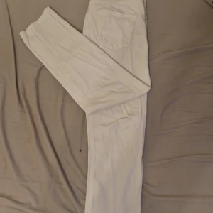 Vita slim fit jeans från Massimo Dutti - Snygga vita jeans från Massimo Dutti i slim fit-modell. Byxorna har klassisk femficksdesign och är tillverkade i bomull för en skön känsla. Perfekta för dig som gillar stilrena och fräscha byxor med modern passform.passar  mig dom är 175 passar även dom som är några cm. Längre