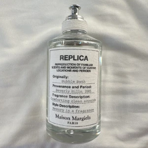 Maison Margiela parfym  - Säljer min parfym ifrån Masion Margiela i doften ”Bubble bath”. Luktar så gott och fräscht! Förpackningen är 100 ml så skulle säga att det är runt 85 ml kvar. Nypris runt 900:-🤍