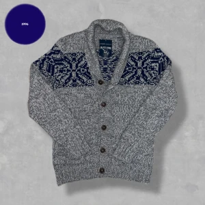 Italiensk Cardigan - Säljer nu denna grymt snygga och trendiga caridgan | Tröjan är i ett superbra skick, utan defekter. Perfekt för sena sommarkvällar och hösten! | Skriv vid funderingar!