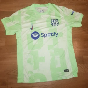 Barcelona tröja 24/25 third - Storlek S. Medföljer tagg. Nyskick