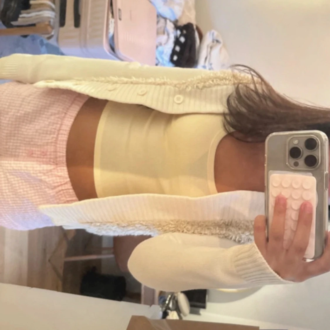 Vit lång pälsväst med knappar