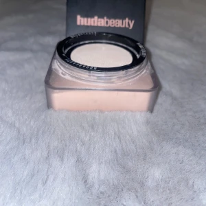 Huda Beauty Easy Bake Cupcake setting powder  - Huda Beauty Easy Bake Loose Baking & Setting Powder i nyansen Cupcake. Endast använd 2 gånger. Kommer med paket. Ord pris 550kr (Pris går möjligtvis att diskuteras)💕