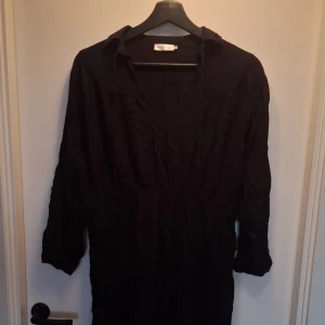 Svart jumpsuit från 157 Angelology XS - Svart långärmad jumpsuit från 157 Angelology i storlek XS. Modellen har v-ringning, krage och långa ben med smal passform. Materialet är mjukt och lätt, perfekt för en chill och stilren look. Tyvärr svårt att visa plagget på eftersom att de är för litet för mig.