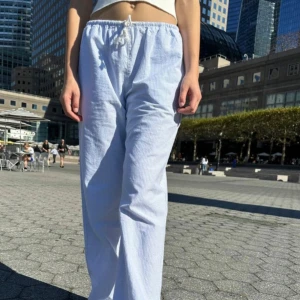 Linnebyxor från Brandy Melville - Säljer mina randiga linnebyxor från Brandy Melville då de är lite för långa för mig. Byxorna är knappt använda och i nyskick! Om du har några frågor är det bara att höra av dig!🤍