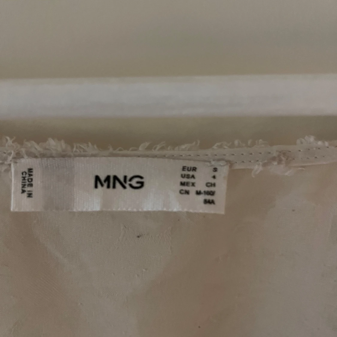 Vit spetsblus med knyt från MNG - 2