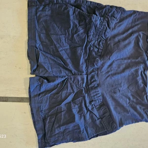 Gravid Mörkblå shorts från Hm - Snygga mörkblå gravid shorts från HM i avslappnad passform. De har praktiska fickor och är tillverkade i ett mjukt bomullstyg som passar perfekt till varma dagar. Klassisk design med enkel midja och raka ben.