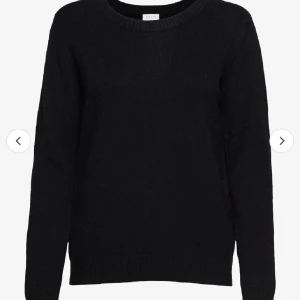 Svart stickad tröja - Säljer denna fina svarta stickade tröja från Vila, jättefint skick 💖 i S