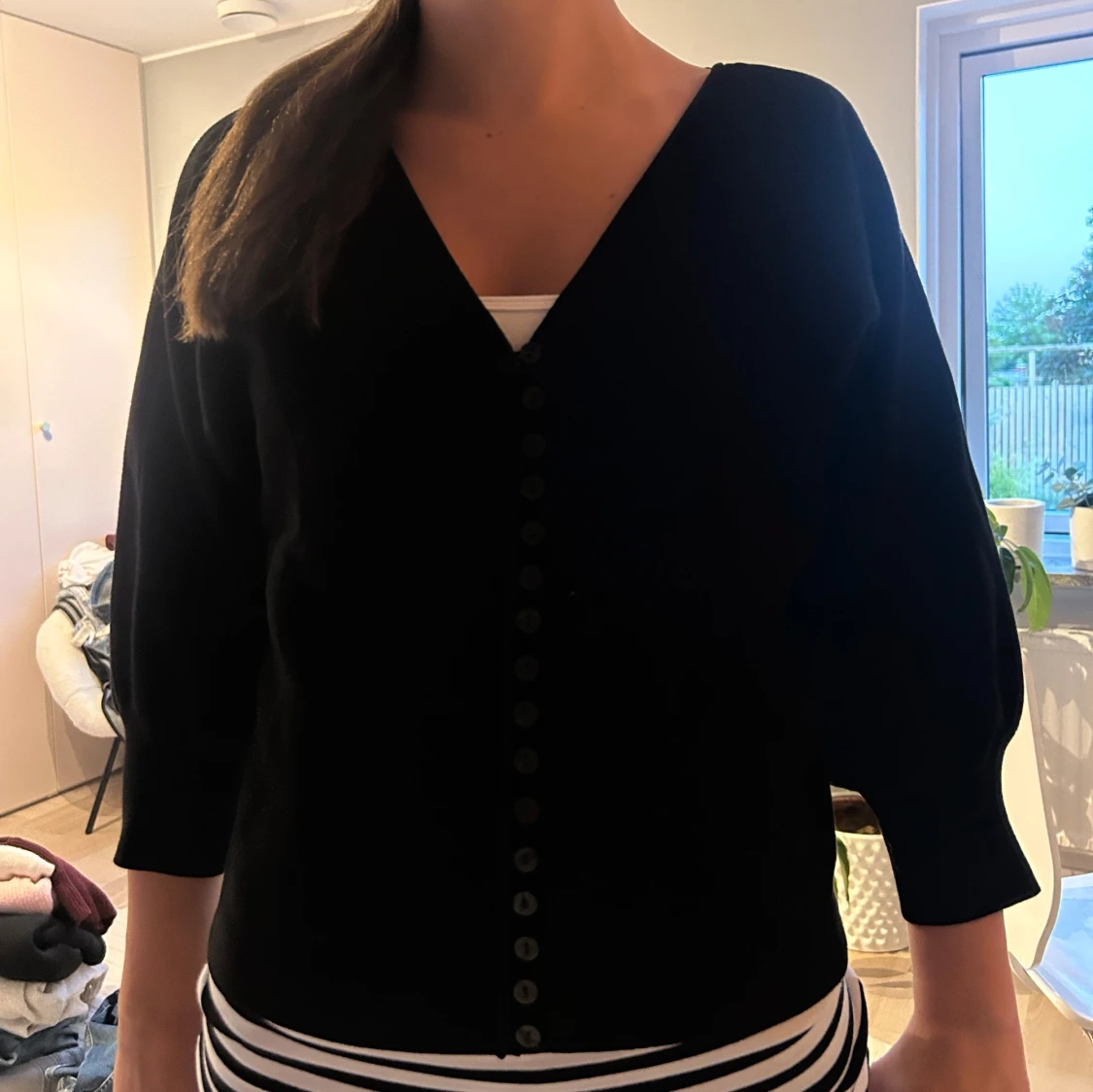 Så fin Svart blus med v-ringning och knappar🤗 - 2