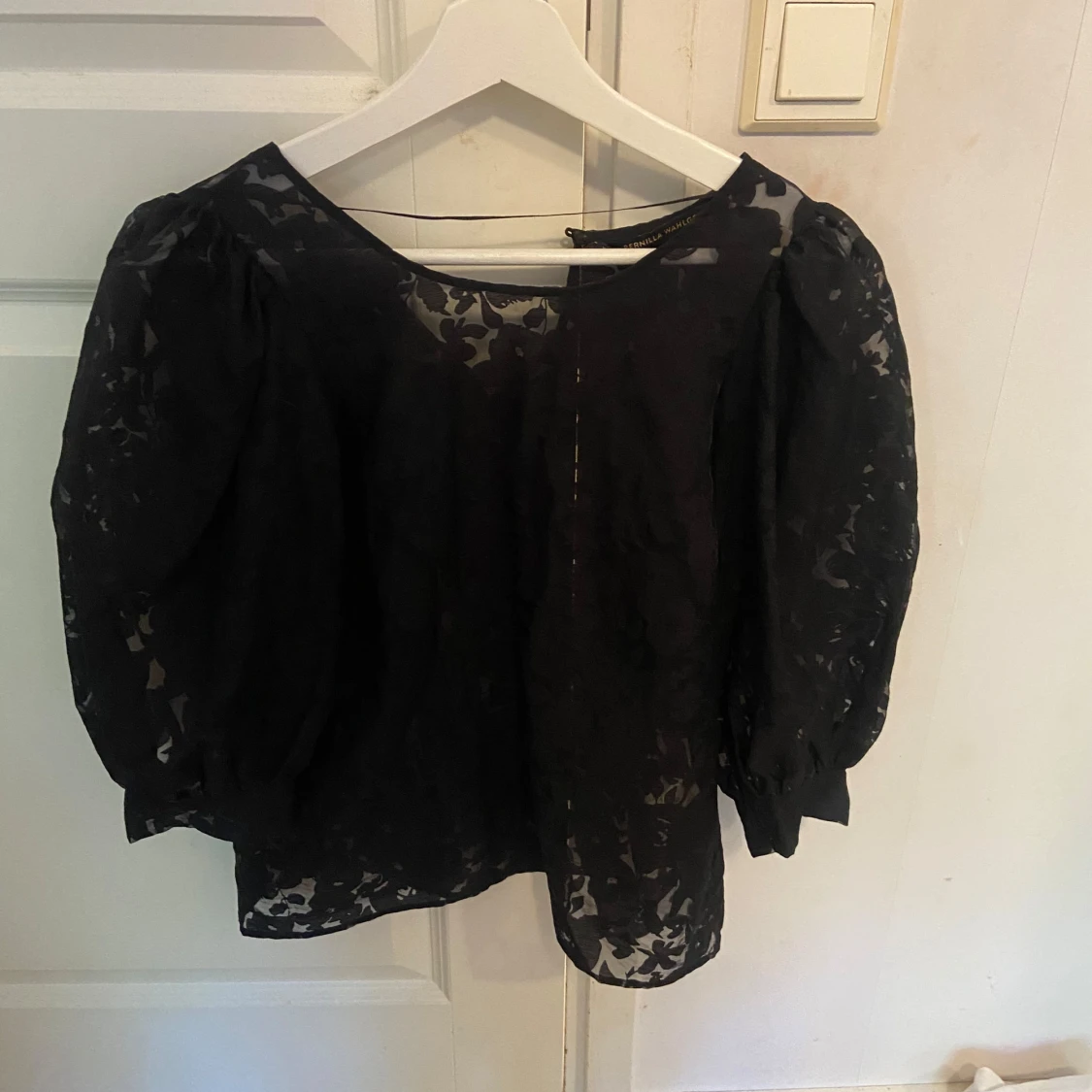 Svart transparent blus med puffärm - 1