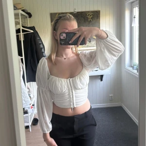 Topp - Topp/blus liknande tröja som jag tror är från Missäy, köpte för kanske 389kr för några år sedan, använd 1 gång då den blev för liten för mig som kanske syns på bilden💕 Storlek S men skulle säga en XS. Det är en model som man ska ha utan bh då det redan är ”bh kuddar” isydda💕