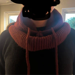 Vinröd stickad balaklava💘 - Säljer en super fin och skön vin röd balaklava från glitter💘