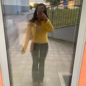 Gul stickad kofta med knappar - Använts bara på den bilden, super fin!