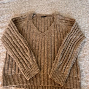 Beige tjocktröja  - Säljer en beige tjocktröja som är sååå fin att ha på sig under hösten och vintern. PRIS GÅR ATT DISKUTERAS 