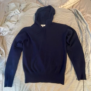 Mörkblå hoodie från Carmes - Säljer en stilren mörkblå hoodie från Carmes i storlek S. Tröjan är i mycket bra skick, inga defekter och klarat sig undan från smuts. Endast använd 5-10 gånger på grund av att jag växt ut den. 