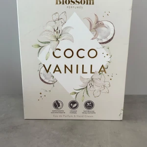 Nature Blossom Coco Vanilla parfym & handkräm - Säljer ett set med Nature Blossom Coco Vanilla Eau de Parfum (50 ml) och matchande handkräm.  Doften har inslag av kokos och vanilj.