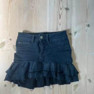 Mörkblå jeanskjol  - Mörkblå omsydd jeanskjol med volanger💓sååå snygg! Använd ganska många gånger. Kom privat för mer bilder och mått💓ganska mycket använd men väldigt snygg. Varit min favoritkjol!💓🌸