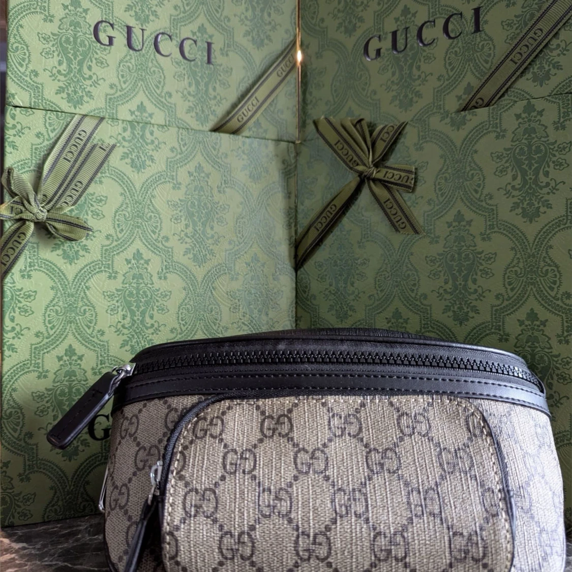 Gucci GG axelväska i skinn och canvas