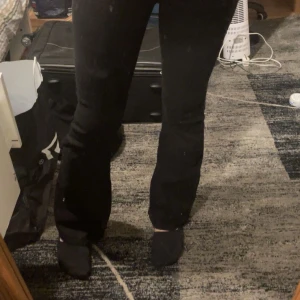 jeans - Svarta jeans från SHEIN med bootcut-modell och klassisk femficksdesign. Byxorna har normal passform och är tillverkade i ett stretchigt jeanstyg som sitter snyggt över höfterna och släpper ut vid bensluten. Perfekta för dig som gillar en retroinspirerad look.