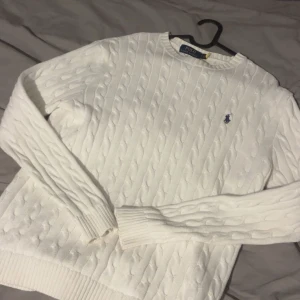 Ralph lauren tröja - Fräsch kabelstickad tröja från Ralph lauren. Inga defekter alls, toppen skick. Kör såklart lägre pris vid snabbare affär💪🏻🪽