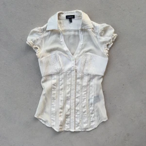 y2k fairycore bebe milkmaid siden blus  - vacker figursydd siden blus från bebe 🤍har några defekter som syns om man kollar noggrant på nära håll, se på sista bilderna 🤍därav priset  