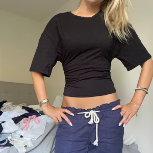 Svart croppad topp med loose ärm - Svart croppad topp med loose passform och korta ärmar