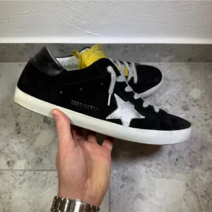 Svarta Golden Goose - Svarta skor från Golden Goose || Storlek 44 (innermått ca 29cm || skorna är i mycket bra skick (se bilder) || mitt pris 2299kr || tveka inte på att höra av dig vid frågor 