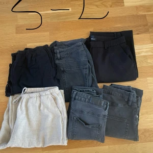 byxor - Flera par byxor i storlekar S till L, bland annat svarta och grå jeansbyxor, svarta kostymbyxor och svarta och beige linnebyxor från Gina tricot, säljes helst som paket, skriv vid funderingar 