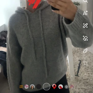 Stickad hoodie - Säljer en jätteskön stickad hoodie från Gina tricot, perfekt nu inför höst och vinter🤍den är jättegosig och passar bra i varje outfit. Köpt för 400kr i butik 