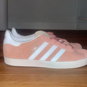 Adidas Gazelle  - Säljer ett par nya, helt oanvända Adidas Gazelle sneakers i en fin koral rosa färg 💕🪸