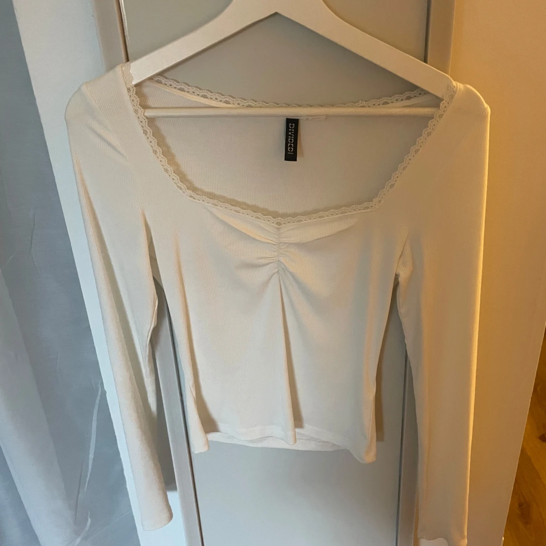 Vit långärmad topp med spetskant